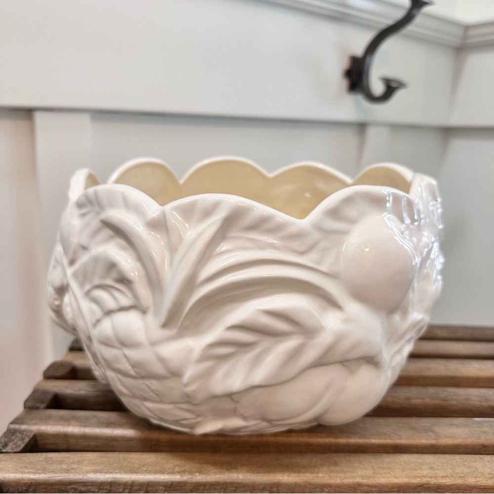 Vintage Bone White Embossed Fruit Bowl Scalloped Edges Dining Storage Planter - Picture 2 of 8